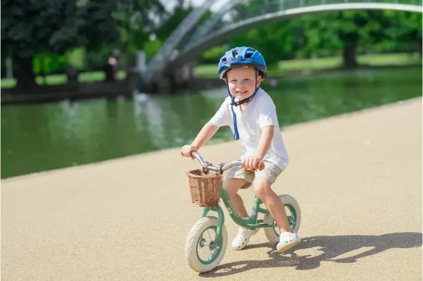 Balance bike green vintage style 1.webp